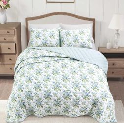 Laura Ashley King Quilt with Shams NEW