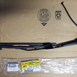 GMC Envoy/Chevy Trailblazer - Rear Wiper Arm (New)
