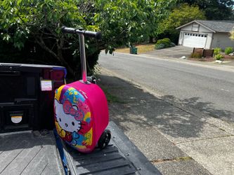 Child Kid Children Hello Kitty Scooter Carry On Suitcase Suit Case Carry On Luggage in Great Condition