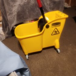NEW RUBBERMAID 31QT MOP BUCKET 