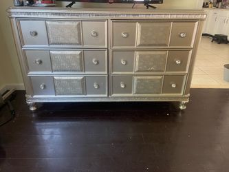 Dresser set
