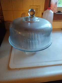 Cake tray with lid