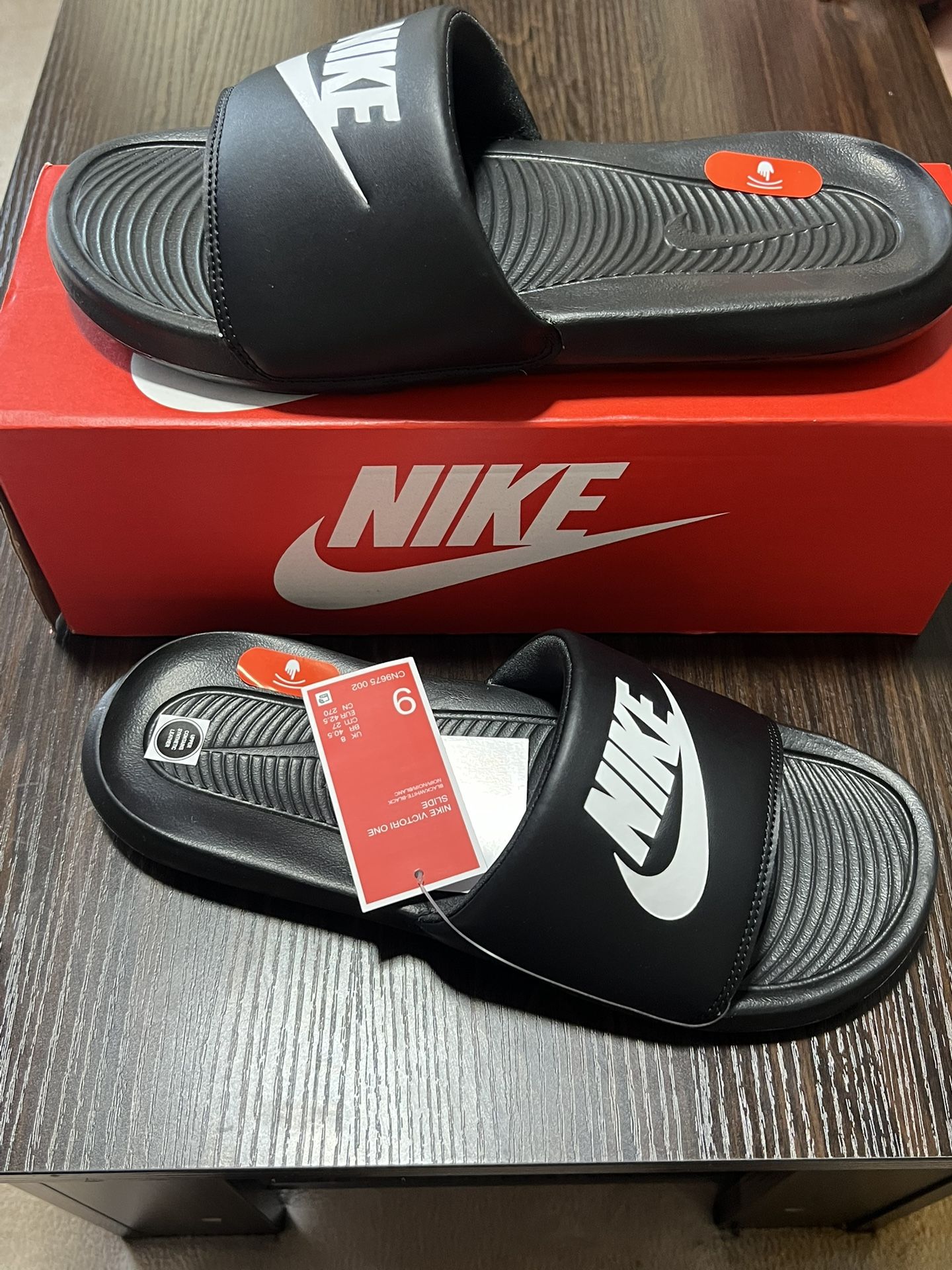 Nike victory one slide /black white Men’s Size 9 SKU-Cn9675-002