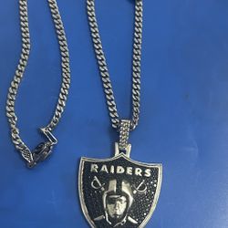 GLD RAIDERS NECKLACE