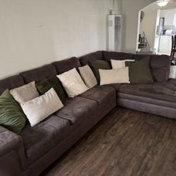 “Cozy Brown Sofa with Stylish Accent Pillows”