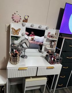 White Vanity Desk with Hollywood Mirror