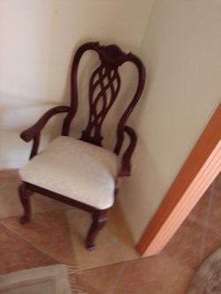 8 Chairs: 6 Black,2 White