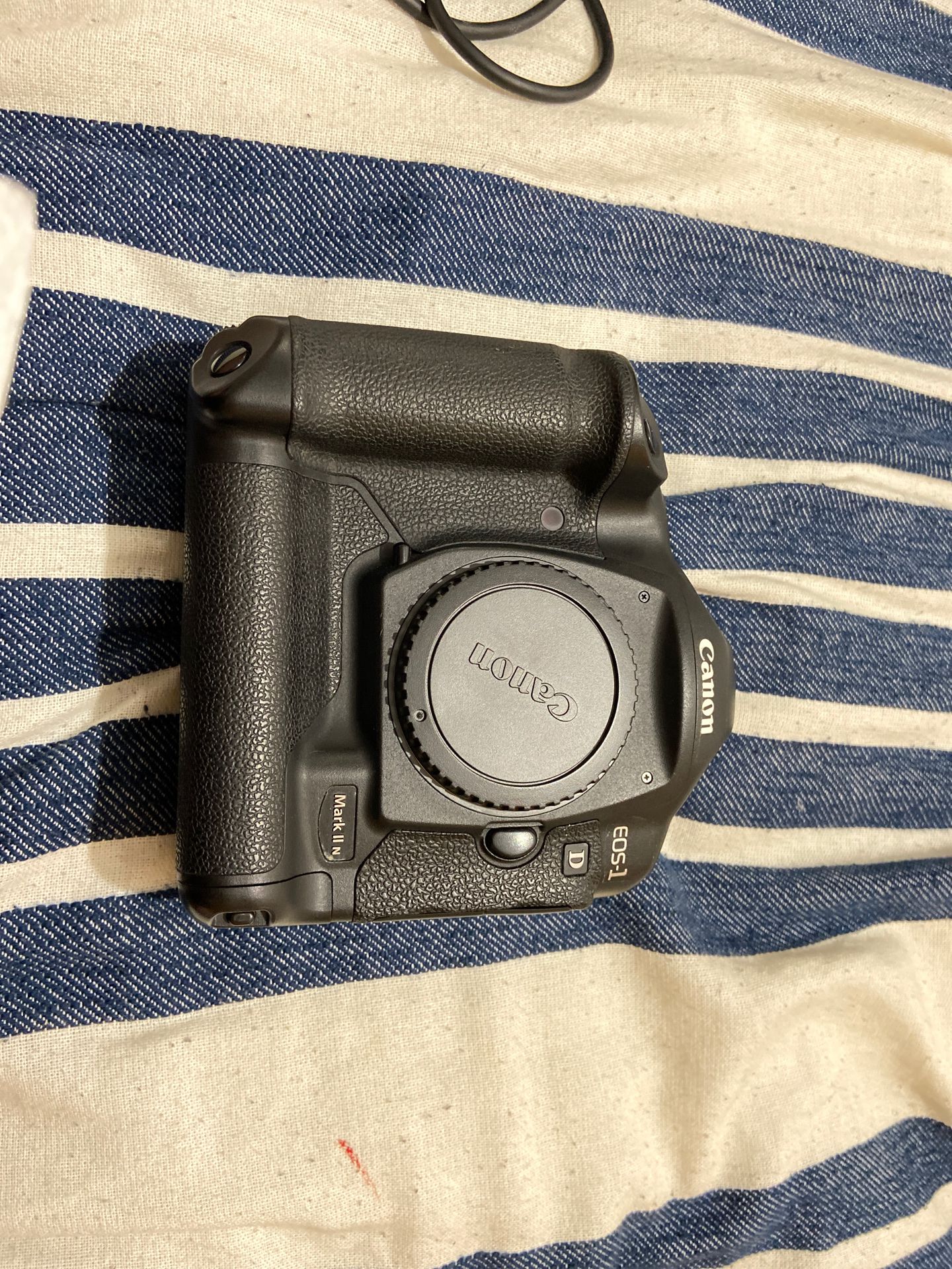Canon EOS-1 D Mark 2 N Digital