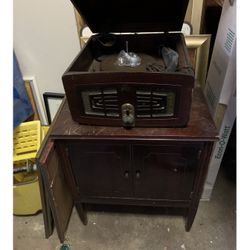 VINTAGE 1940'S ZENITH TUBE RADIO WITH PHONOGRAPH / 5C02