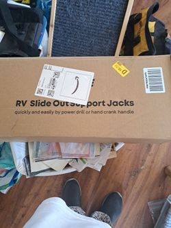 RV slide out support jacks