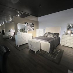 Queen Bed, Dresser, Mirror And Nightstand 