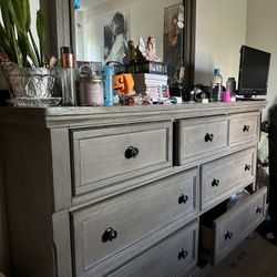Dresser With Mirror 