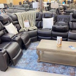 Power Reclining Sectional With Adjustable Headrest