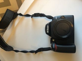 Nikon D40 with battery pack - like new