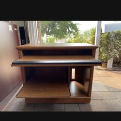 Desk With Two Pull Out Trays And Wheels
