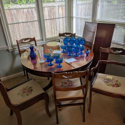 Duncan Phife Round Table & 5 Chairs 