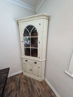 Corner Hutch