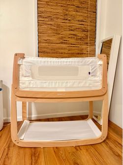 Snuzpod 4 bassinet- Excellent Condition w/ sheets