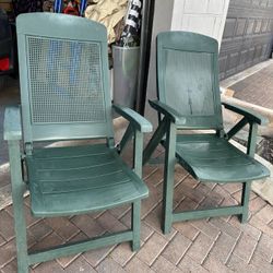 2 Outdoor Resin Plastic Reclining Foldable Chairs 