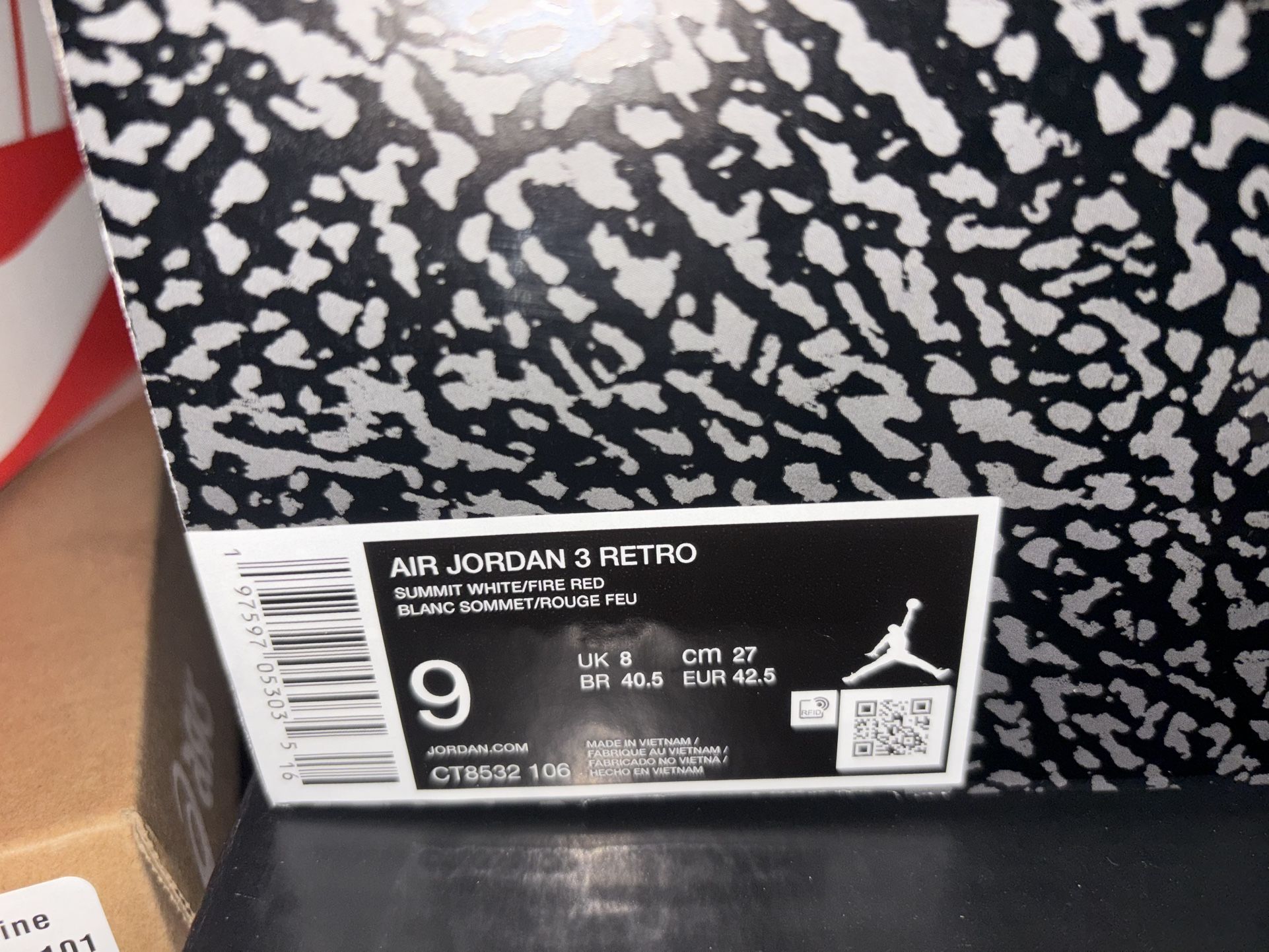JORDAN 3s Size 9