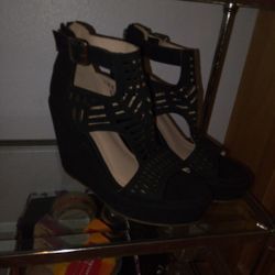 Womens Size 8 Black Wedges Like New Condition 
