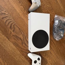 Xbox Series S 512GB + 2 controllers