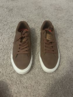 Brown Levi’s size 8 never worn before no box