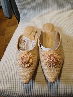 Bandolino brand new  bilio slip on flower imprint size 5 brand new
