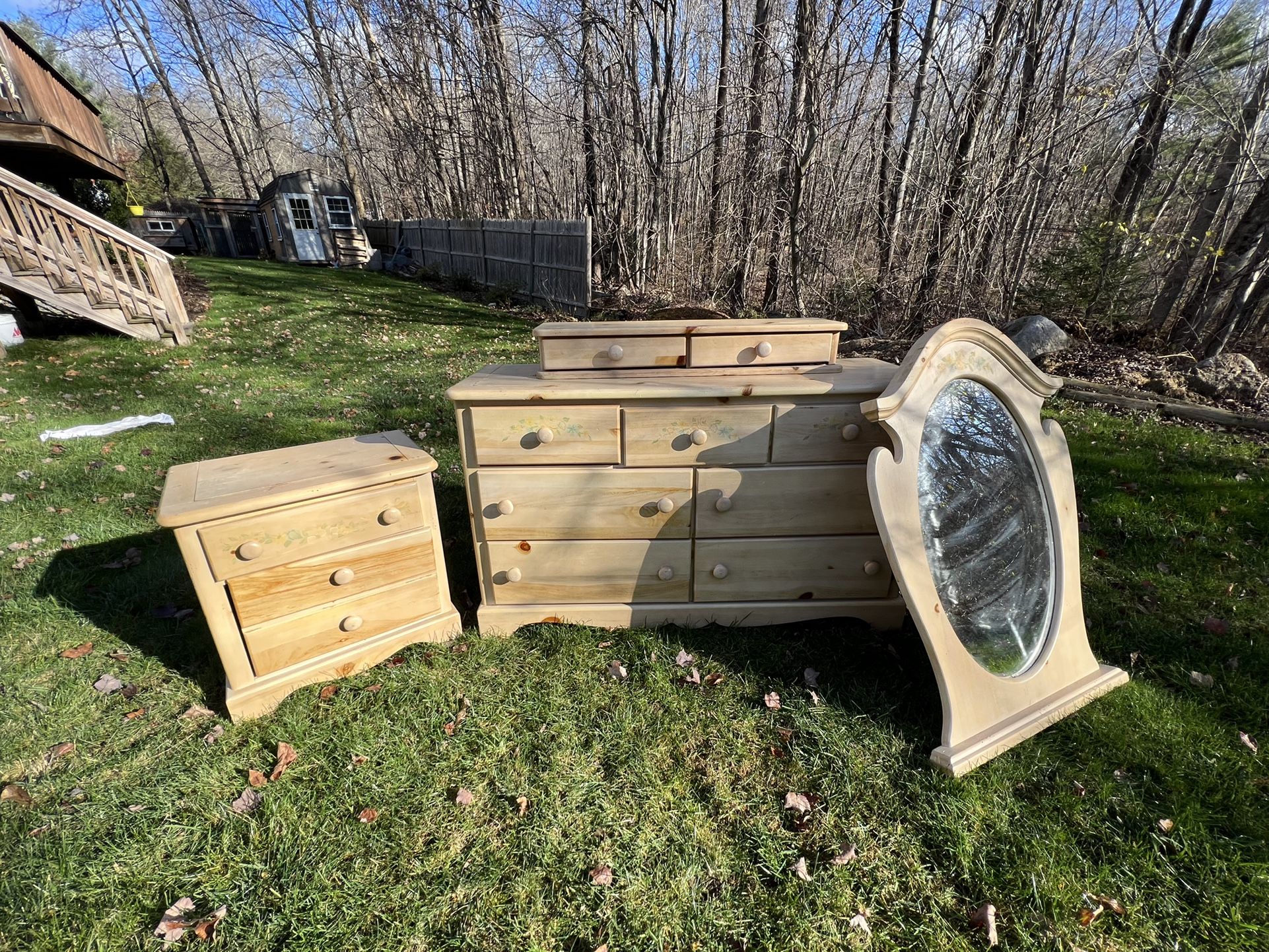 TAKING OFFERS full bedroom set ( dresser Nightstand Mirror/Vanity )