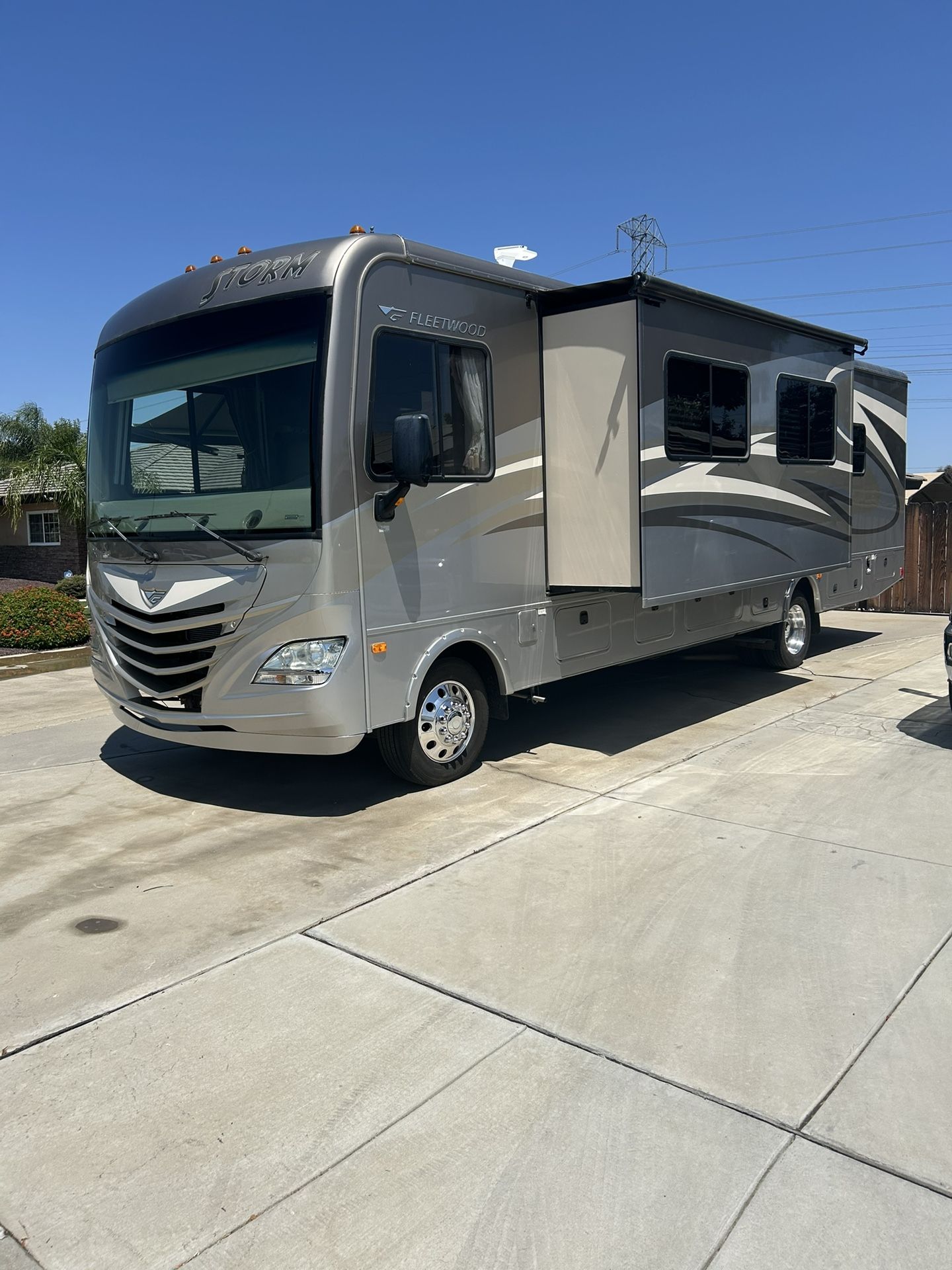 2014 Fleetwood Strom 32V Full Body Paint