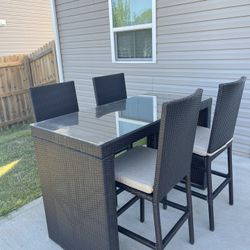 Like New!!! Beautiful 5 Piece Patio Furniture Set!!