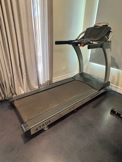 TRUE Performance 800 Treadmill – Commercial Grade