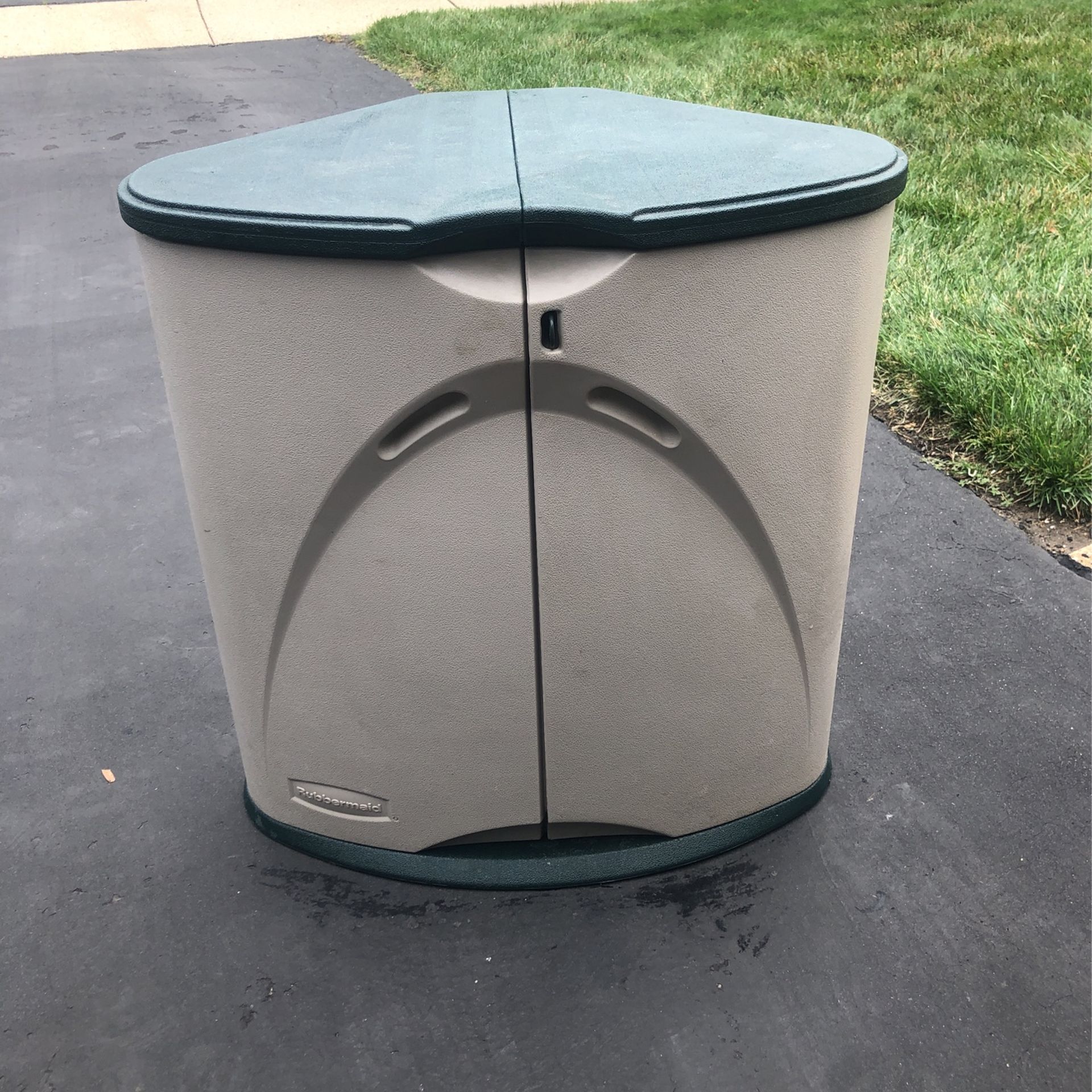 Rubbermaid Storage Unit