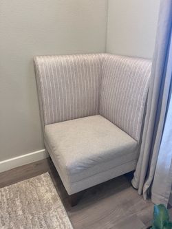 Corner accent chair