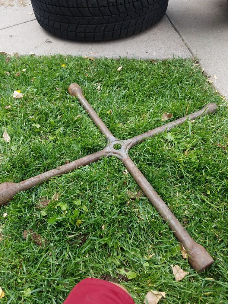 Tire iron for bigger trucks