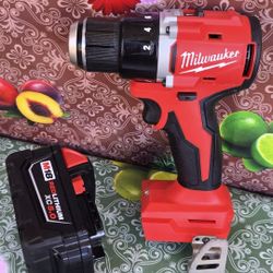 Milwaukee
M18 18V Lithium-Ion Brushless Cordless 1/2 in. Compact Drill/Driver with high capacity 5.0AH battery 