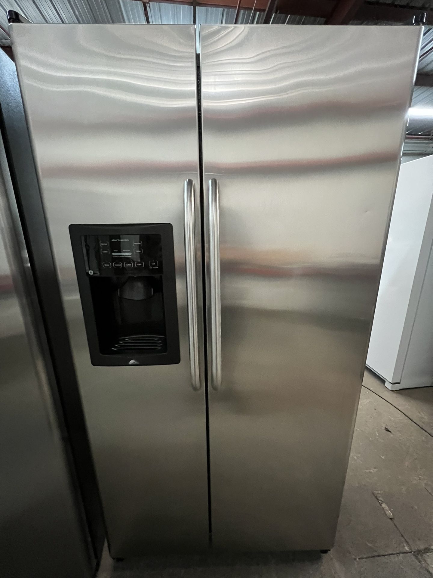 Ge Side-By-Side Refrigerator With Ice And Water