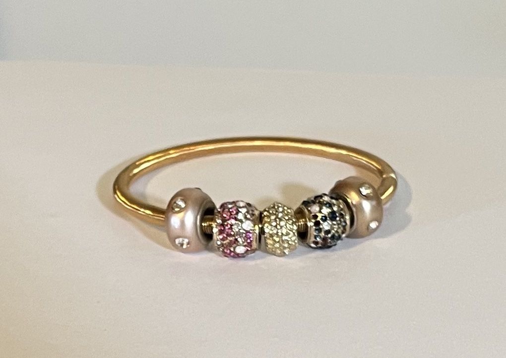 Elegant Gold Bracelet With Five Dazzling Beads