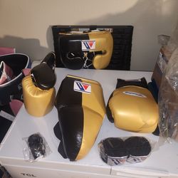 A full medium boxing set with Free hand  wraps