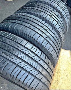 225/65/17 vendo un set de llantas marca Michelin con un 80% de vida las 4