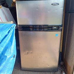 18 X 33 Danby Refrigerator Freezer Combo Runs Great