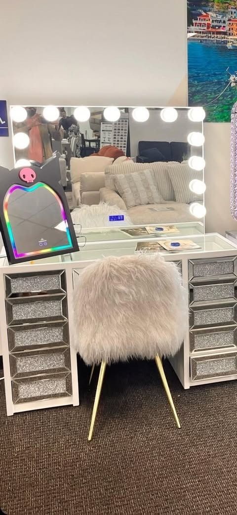Beautiful Make-up Vanity Set ✨New