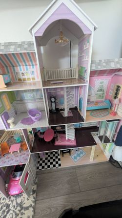Barbie dream house and lots of accessories and dolls