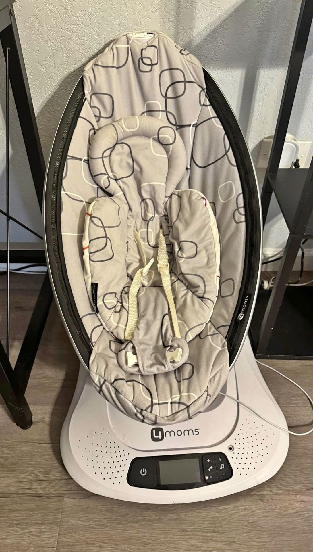 Baby Carrier, Carseat, water dispenser, HALO Bassinet, Rocking, Wipe Warmer, Diaper Changing,  4Moms mamaro Swing 