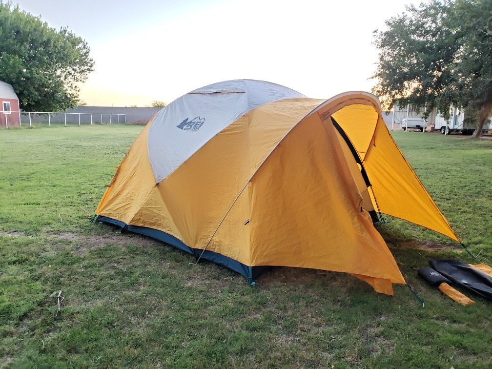 REI Base Camp 6 man tent Like New condition