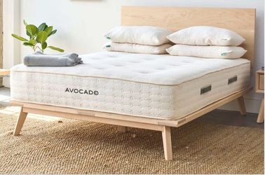 Queen mattress: Avocado (3 months old)