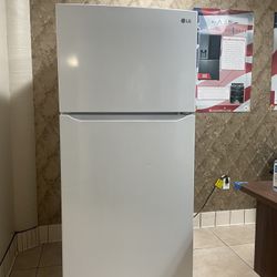 30 in. W 20 cu. ft. Top Freezer Refrigerator w/ Multi-Air Flow and Reversible Door in White, ENERGY STAR