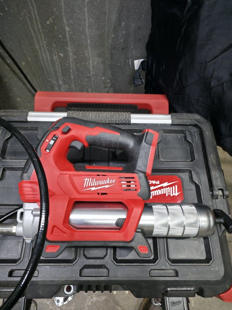 Milwaukee M18 Grease Gun