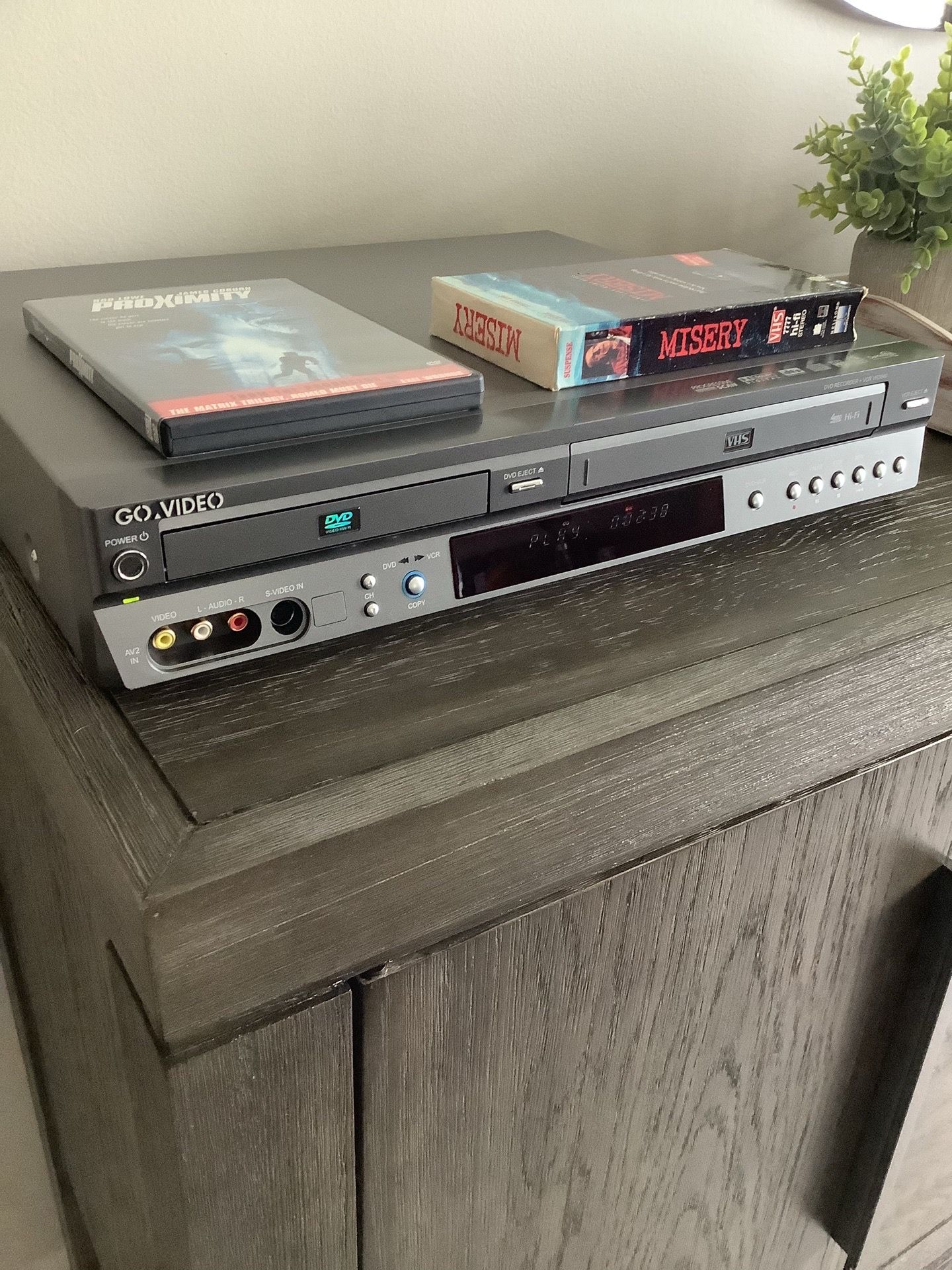 * GO VIDEO * HQ * 4-HEAD HI-FI STEREO VHS VCR AND DVD PLAYER AND RECORDER COMBO UNIT . EXCELLENT CONDITION . LIKE NEW . MUST SEE TO APPRECIATE .