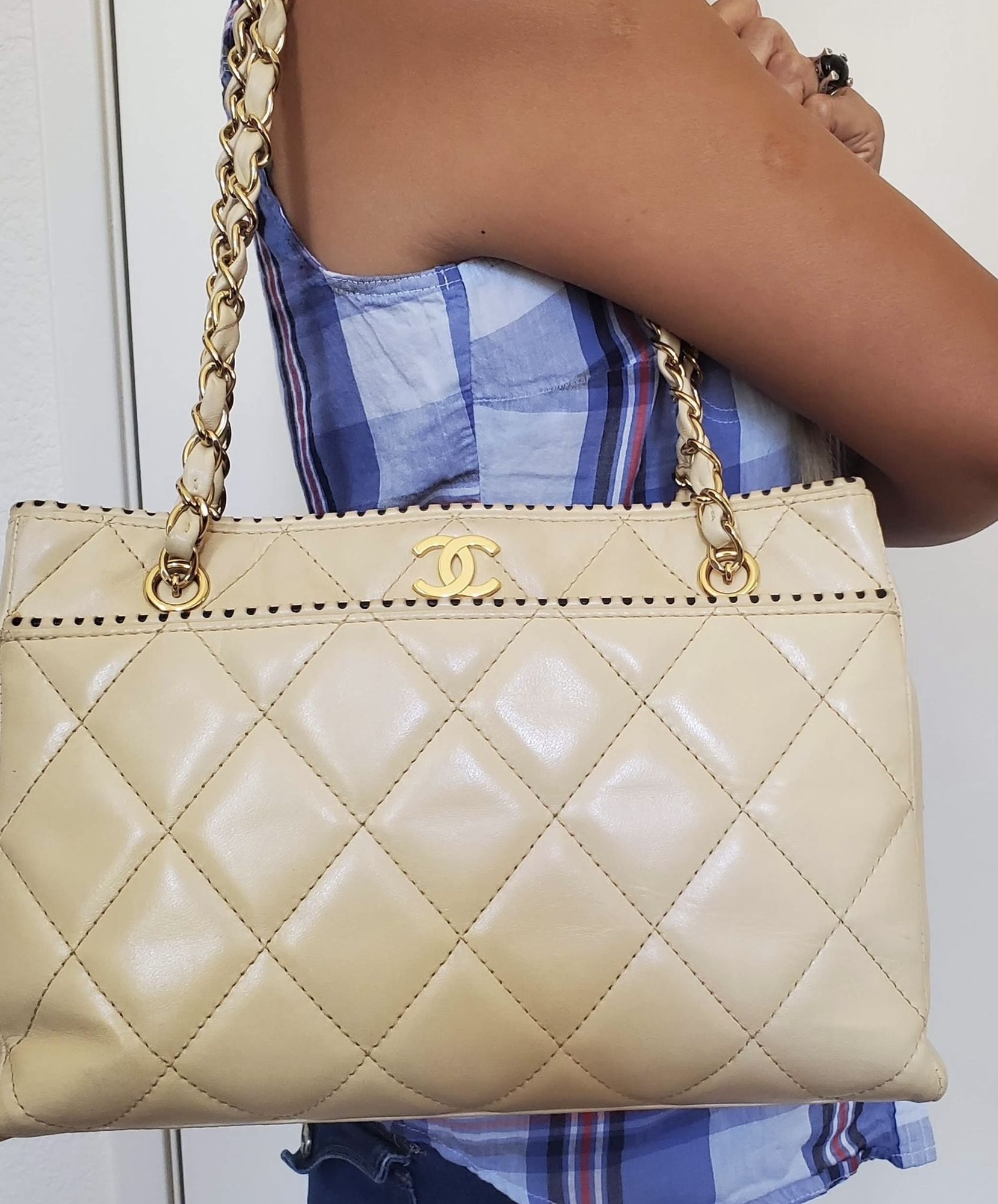 Authentic Vintage Chanel Lambskin Gold Chain Women Shoulder Bag for Sale in  Temecula, CA - OfferUp